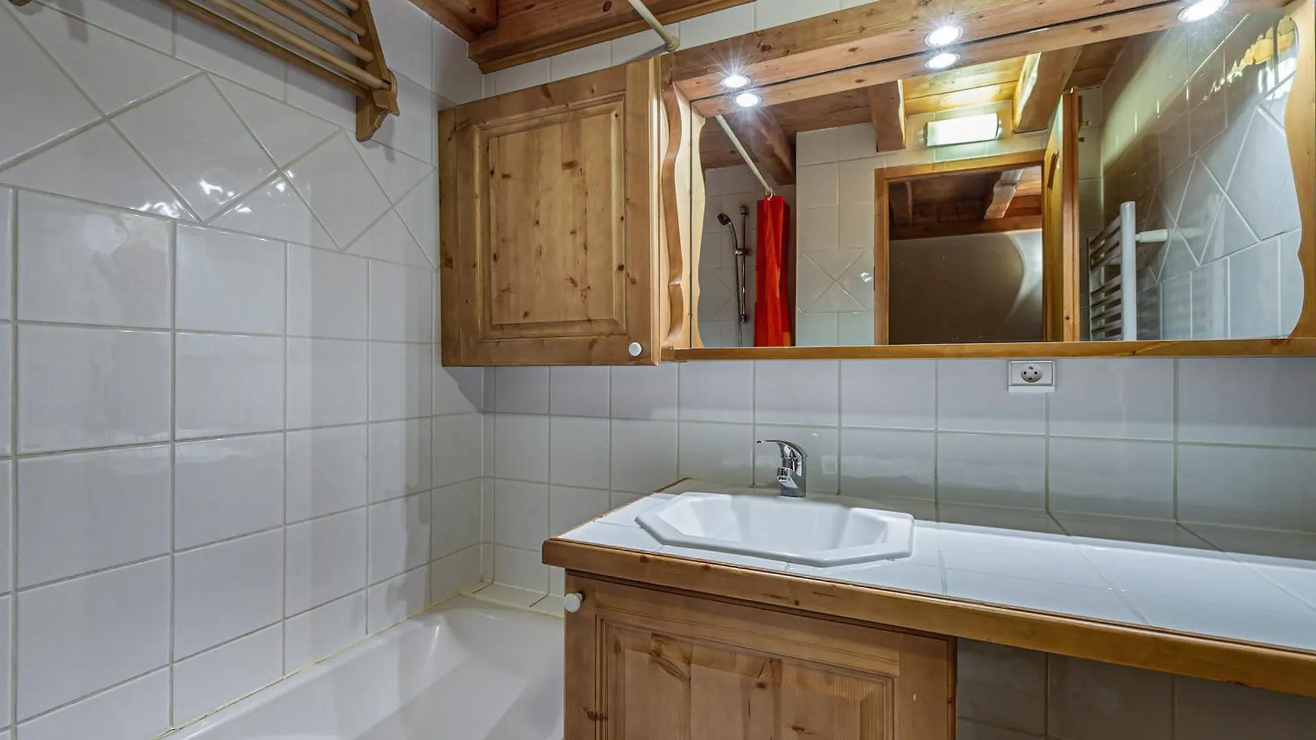 Duplex Lumineux A Meribel Avec Cheminee, Terrasse Et Acces Aux Pistes - Fr-1-566-31 Les Allues